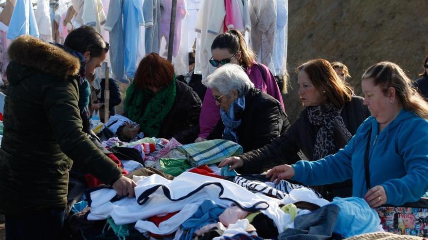 Varias clientas comprando en uno de los puestos del mercadillo de Zamora.