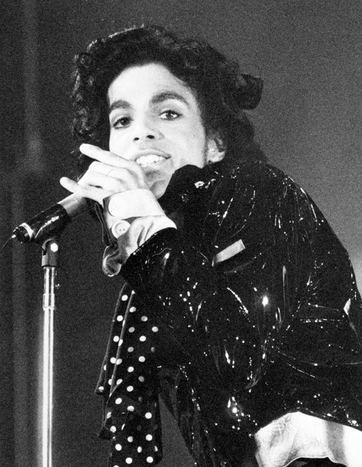 Prince en uno de sus conciertos en 1988.