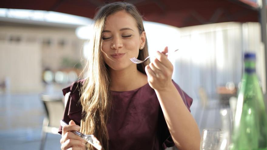 Qué debes comer por la noche para no engordar y perder hasta 9 kilos en menos de 60 días