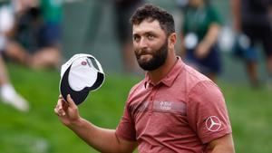 Jon Rahm saluda al público en la última jornada del Open de España en el Club de Campo de Madrid.