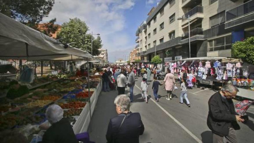 Imagen del mercado de los sábados en su actual ubicación en la avenida de la Vega.