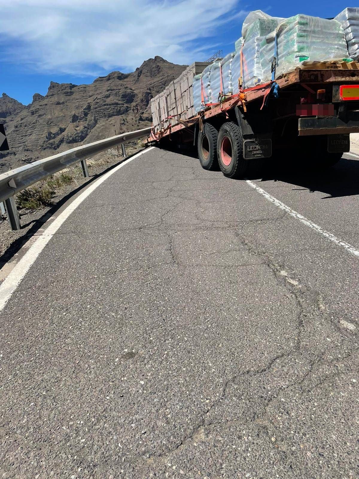 Un camión pierde la carga y bloquea la carretera entre Mogán y La Aldea