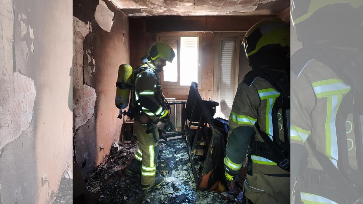 Efectivos de los bomberos en el interior de la vivienda en La Litera