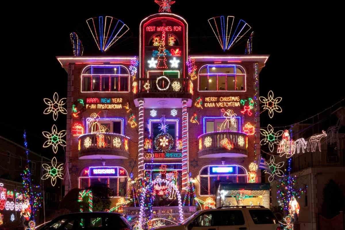 Casa con decoración de luces de Navidad en Dyker Heights, Nueva York