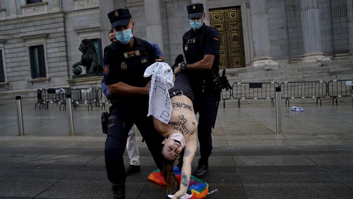 Protesta de activistas de Femen frente al Congreso.