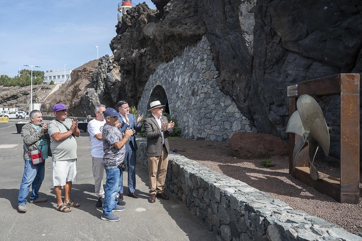 La familia Cazalla Santa junto a la élice del 'Paquita Pérez'.