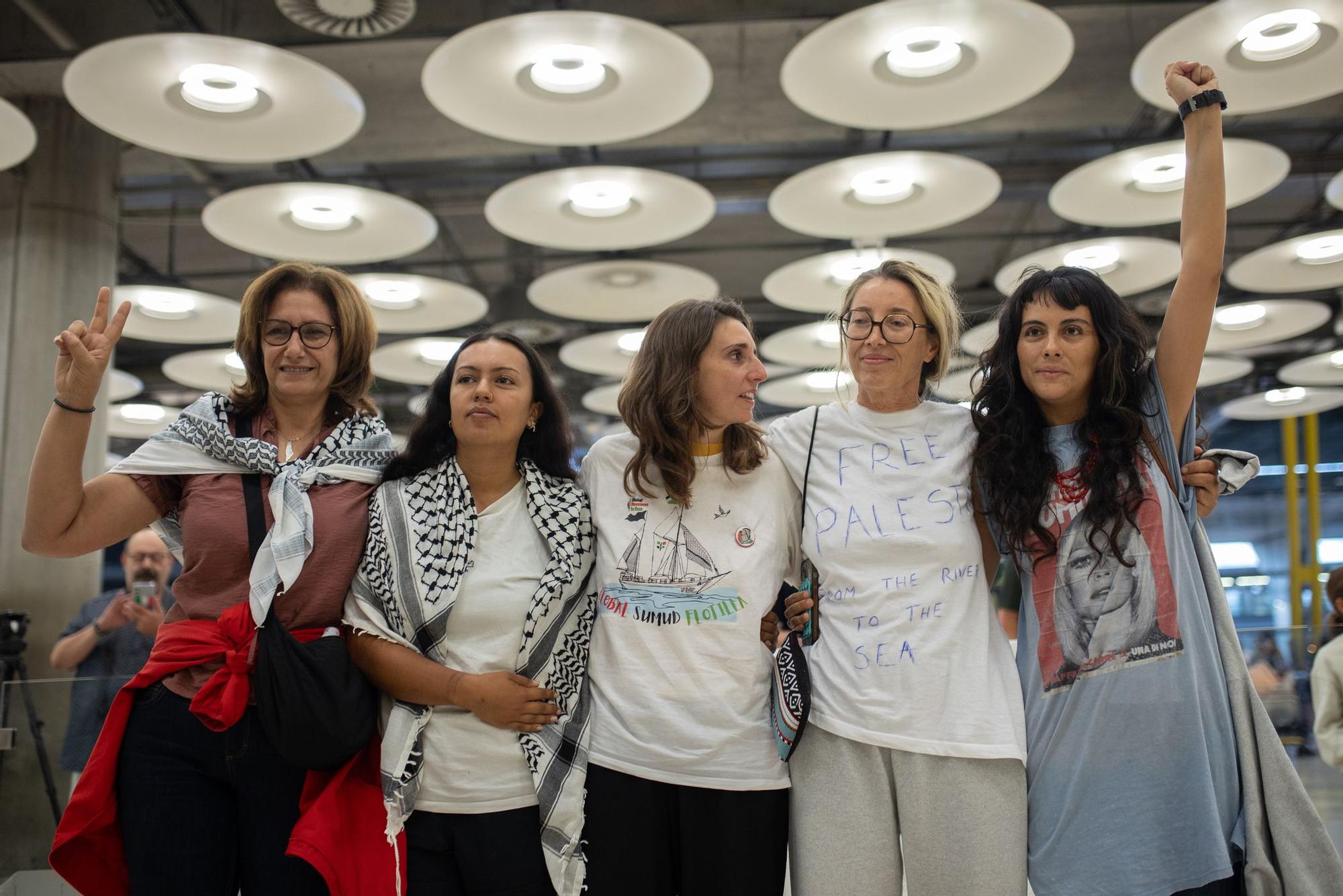 La mallorquina Reyes Rigo y otros cinco miembros de la segunda flotilla a Gaza aterrizan en el aeropuerto de Madrid