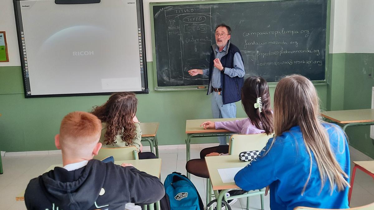 Taller de podcast contra la explotación infantil impartido por la Fundación Más Vida.