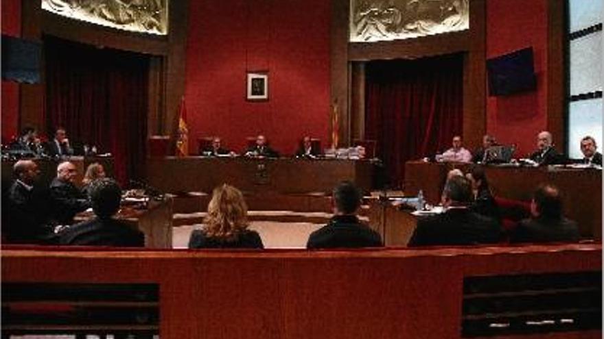 Imatge de la primera sessió del judici, interromput per les qüestions prèvies de les defenses.