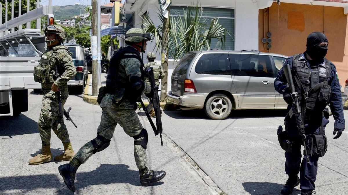 La Armada mexicana y policía federale arrestaron oficiales de policía de Acapulco y tomaron el control de la Secretaría de Seguridad Pública. 