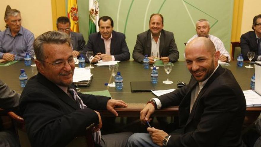 Los concejales Diego Maldonado y Raúl López, en primer plano. Tras ellos, miembros de la Consejería de Fomento, con el viceconsejero al frente.