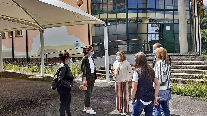 Representantes del PP de Aller, junto a Gloria García, en el entorno del colegio de Felechosa.