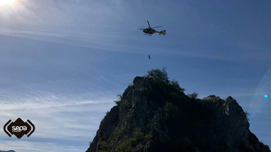 Rescatan en helicóptero a cuatro personas que se quedaron enriscadas en una ruta en Morcín