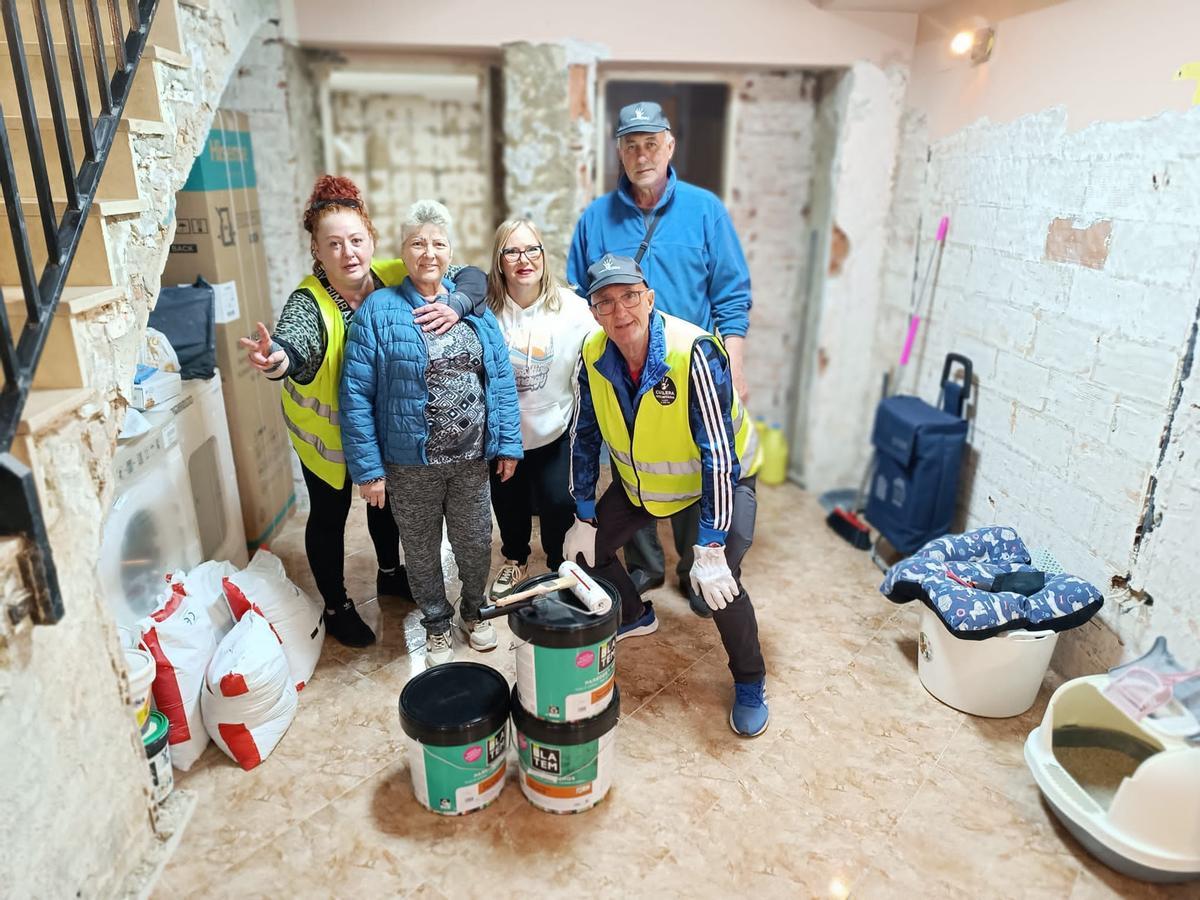 Los voluntarios con una de las familias afectadas por la dana.