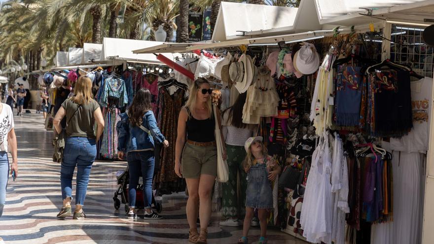 El Puerto se abre a escuchar a los hippies ante su desalojo de la Explanada