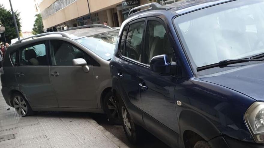 Uno de los vehículos estacionados que ha invadido, tras el impacto, la acera del lado derecho de la calle Aragón, en Vila.