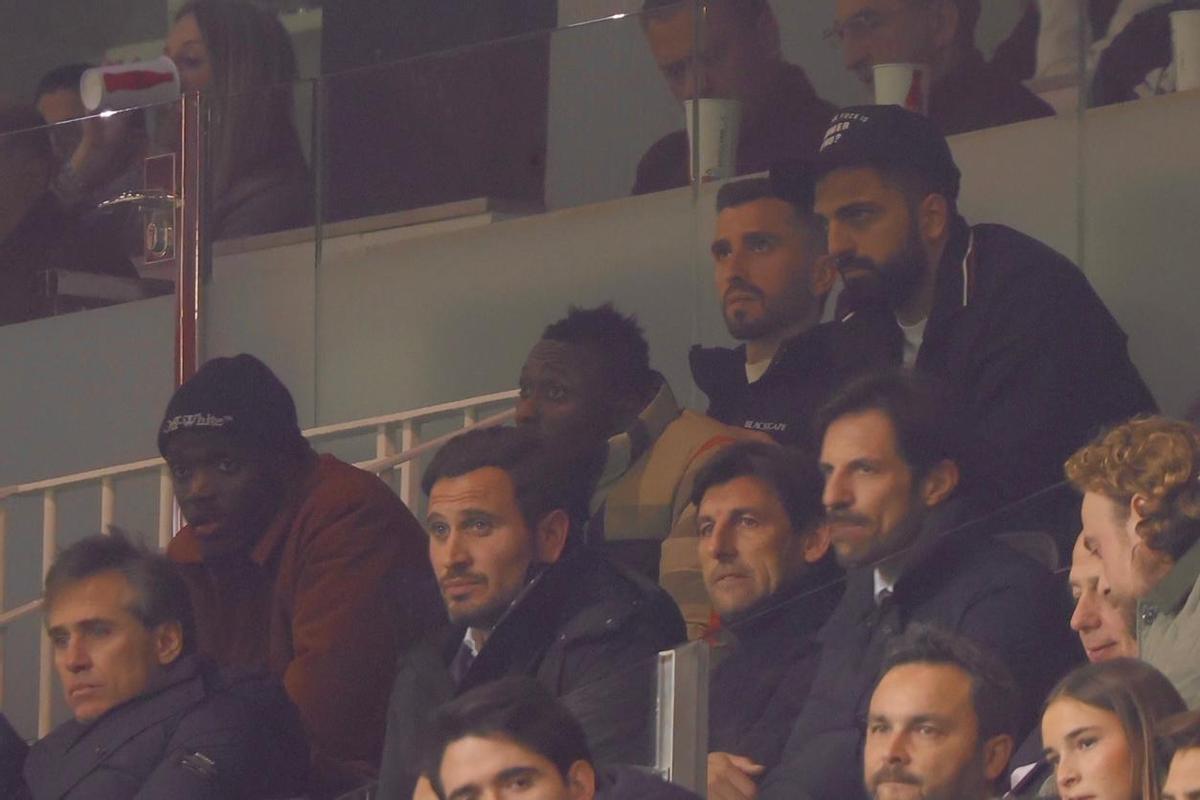 Sadiq, en el palco de Mestalla durante el Valencia - Real Madrid