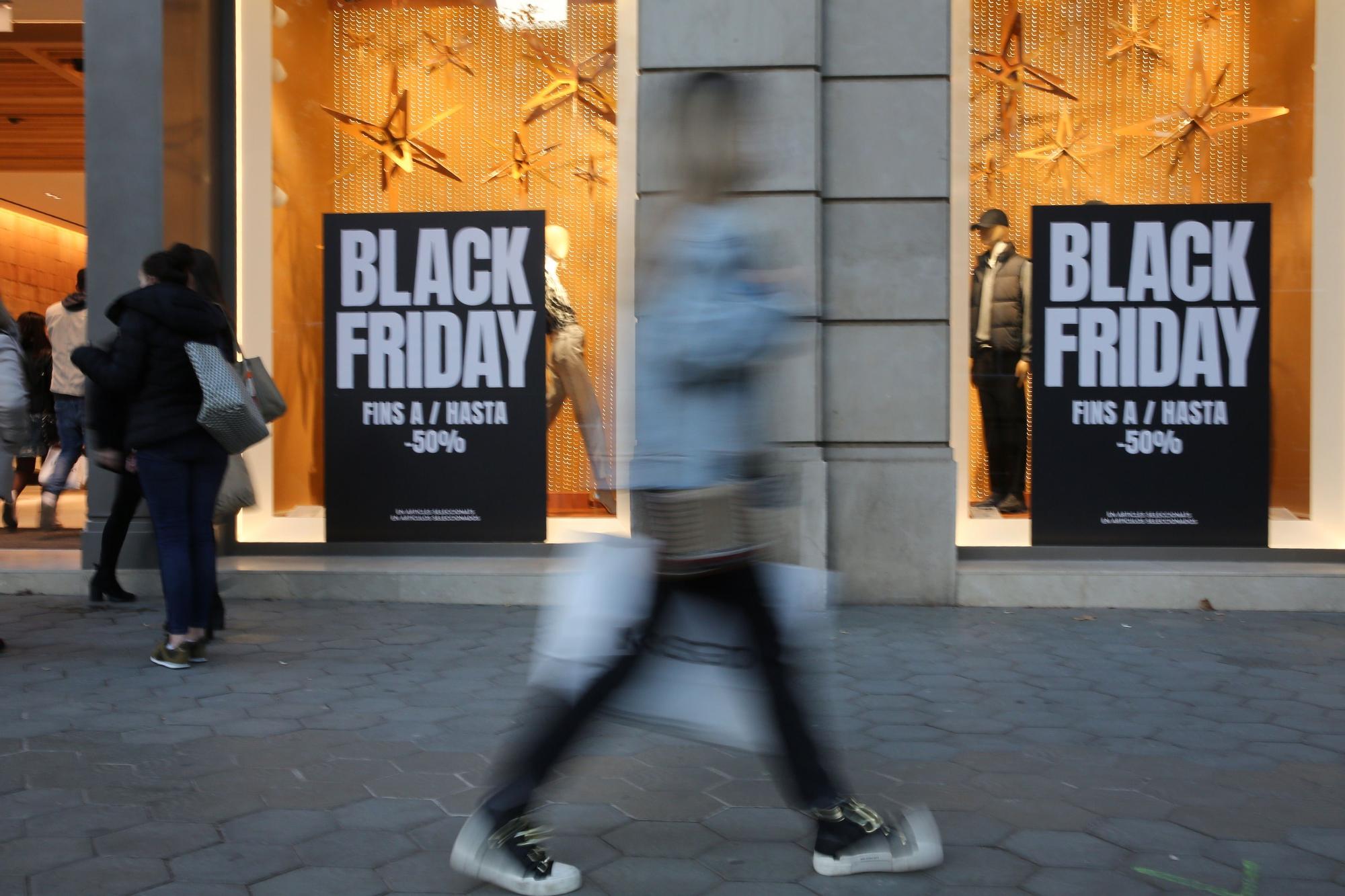 BARCELONA 26/11/2021 Economía. Black friday ambiente compras algun media mark, centre, etc... en la foto Mango de Paseo de Gracia FOTO de ELISENDA PONS