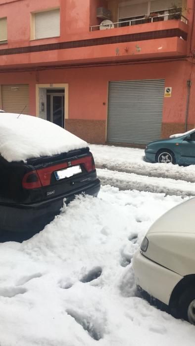 Coches nevados en las calles de Requena.