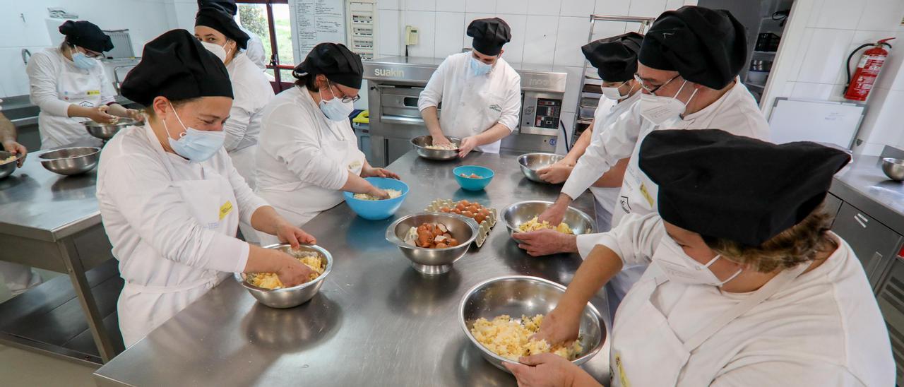 Personas en un curso de certificado de profesionalidad en panadería.