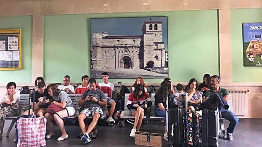 Viajeros en espera en la estación de tren de Zamora.