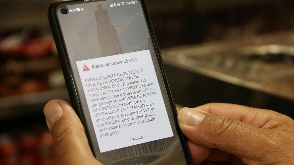 Mensaje de emergencia de Protecció Civil en el móvil de un cliente de un bar en Mollet del Vallès.