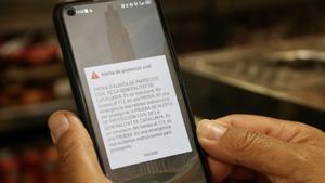 Mensaje de emergencia de Protecció Civil en el móvil de un cliente de un bar en Mollet del Vallès