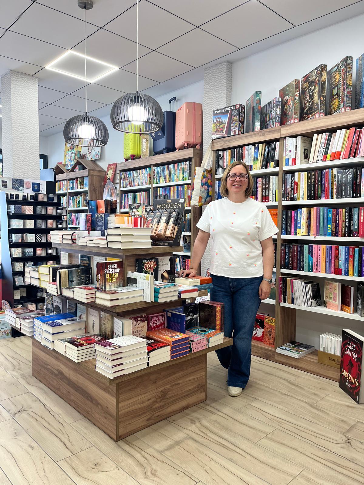 Francisca Menea, en su librería papelería Rosa Mari, en Don Benito.
