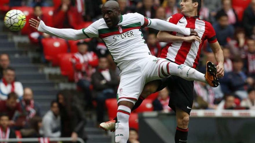 Babin, del Granda, disputa un balón con el jugador del Athletic de Bilbao Aduriz. // Luis Tejido