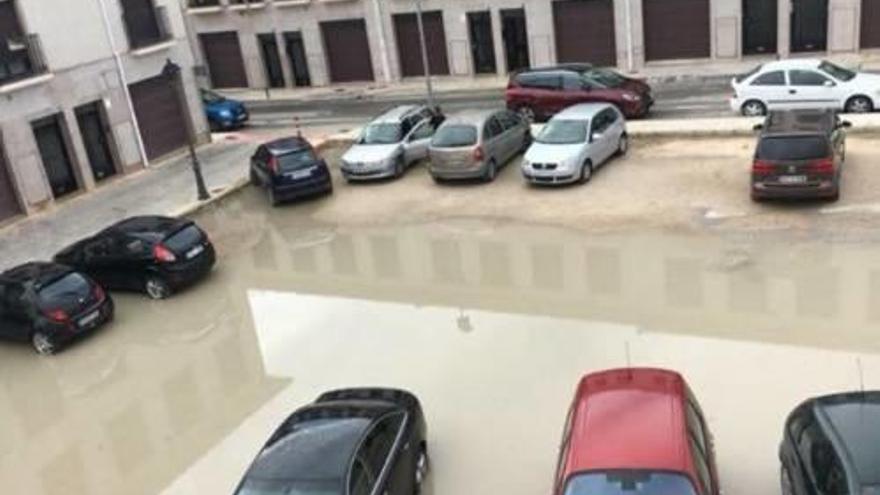 La parcela se inunda cuando llueve y se convierte en un lodazal.