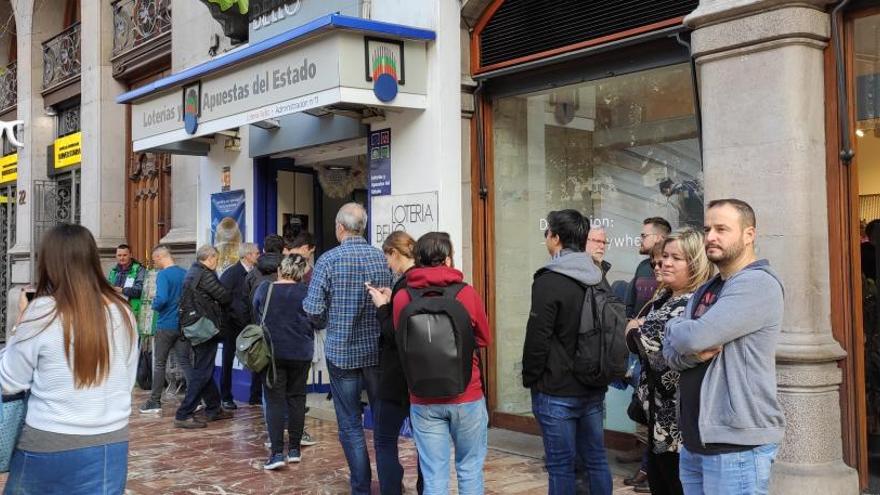 La Lotería del Niño devuelve las colas a las administraciones.