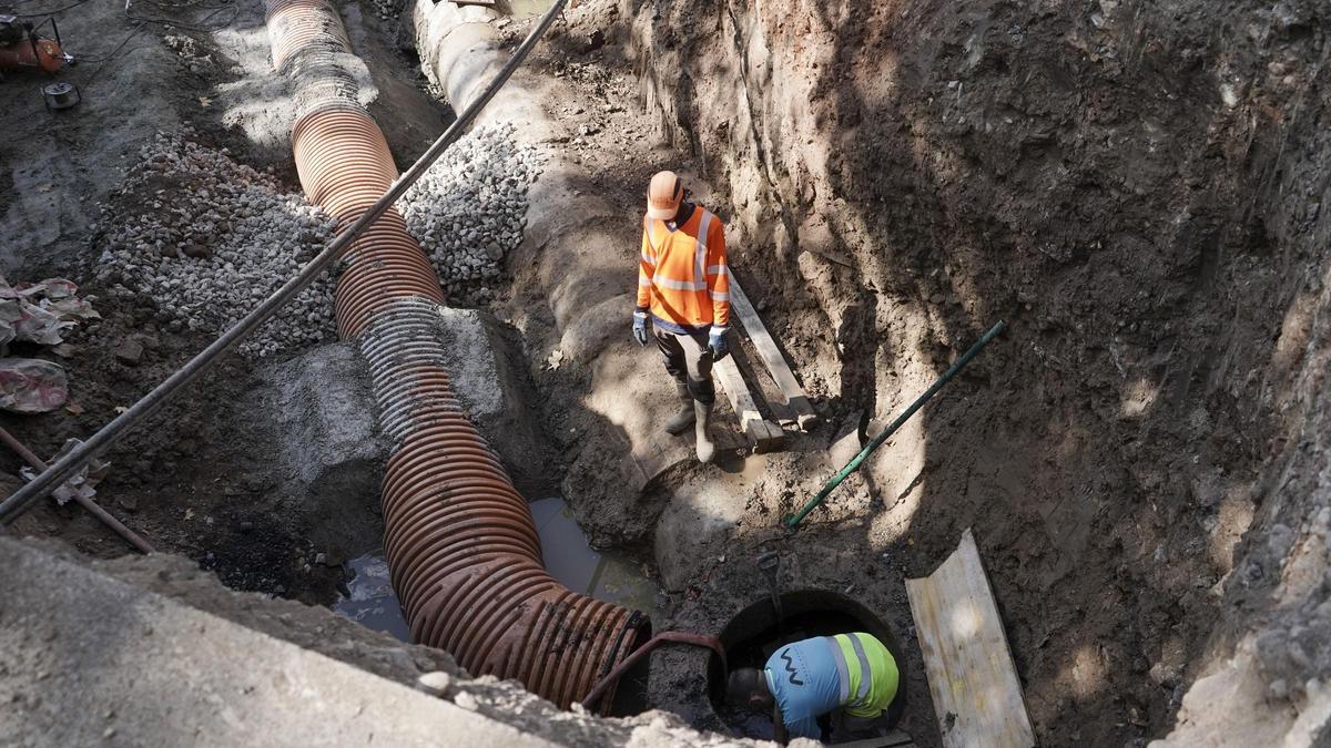 Un moment de les obres d'Aigües de Manres al Passeig del Riu; de color taronja, la canonada provisional i, al costat, la que s'havia de substituir