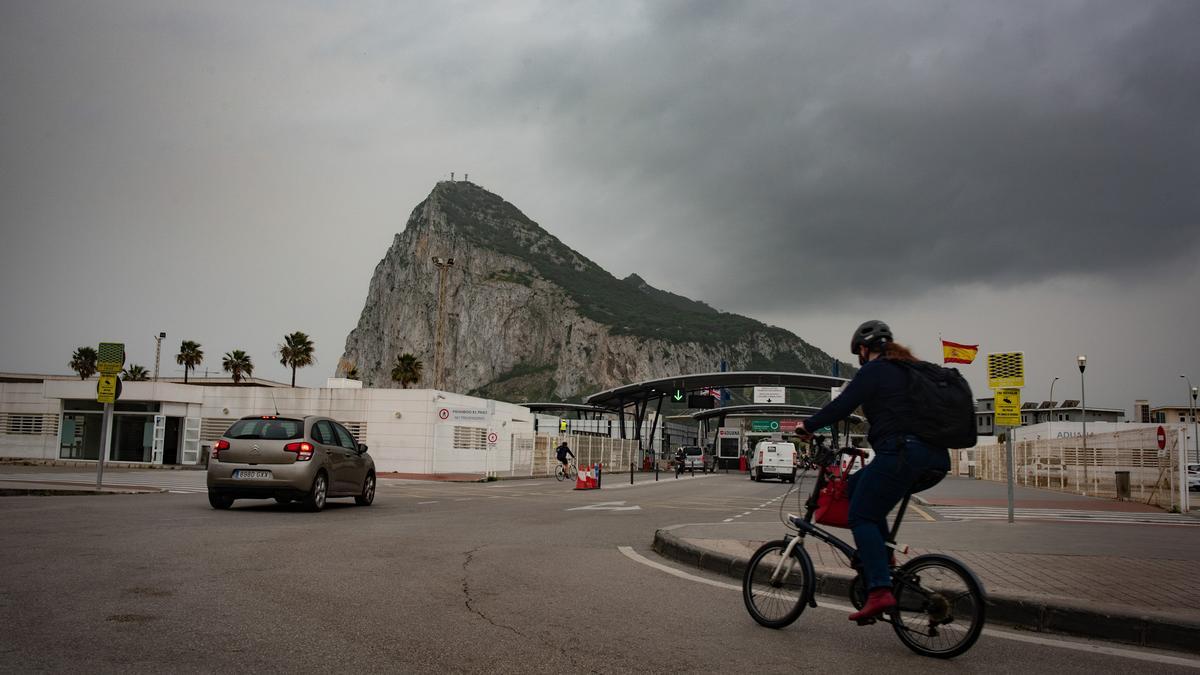 Tránsito de coches y personas en la frontera de Gibraltar.