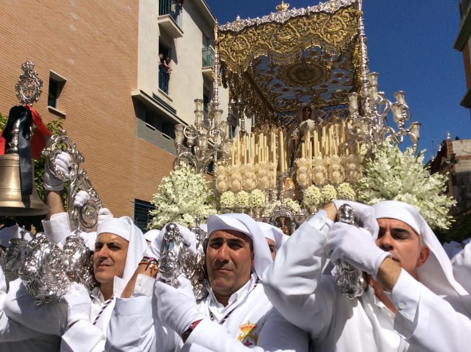 La Hermandad del Jesús Nazareno de los Pasos y María del Rocío Coronada abre los cortejos del día desde el entorno de la plaza de la Victoria