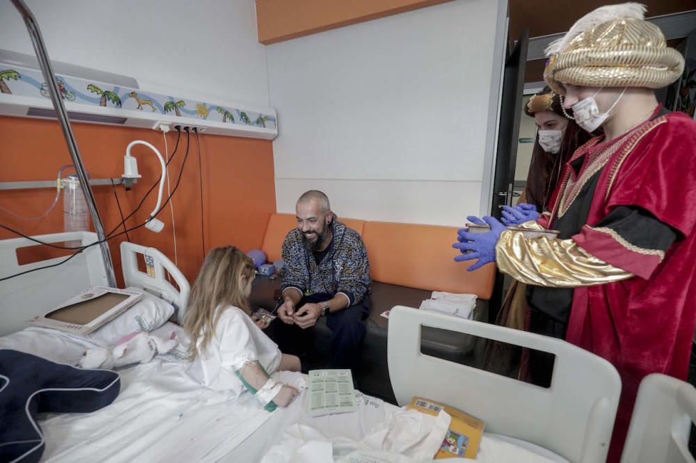 Los pajes reales recogen cartas en el Hospital de Son Espases