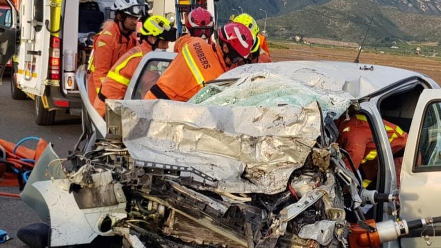 Una mujer de Cullera fallece en una colisión frontal entre un turismo y un camión