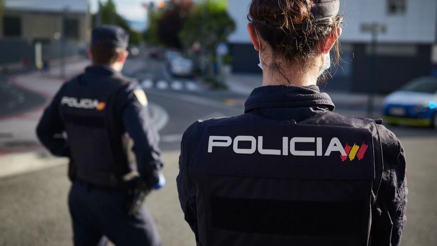 Cuatro sindicatos policiales denuncian a la Dirección General en los  tribunales por la falta de chalecos, España