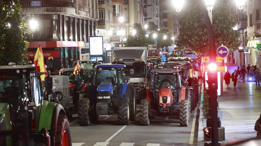 Así pasan la noche de protesta los ganaderos en la calle Uría de Oviedo