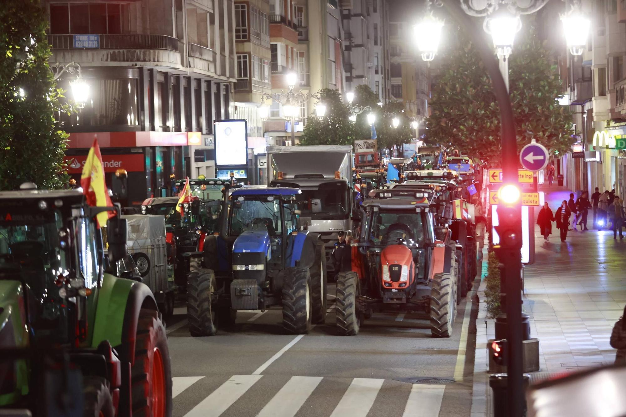 Así pasan la noche los ganaderos de protesta en la calle Uría de Oviedo