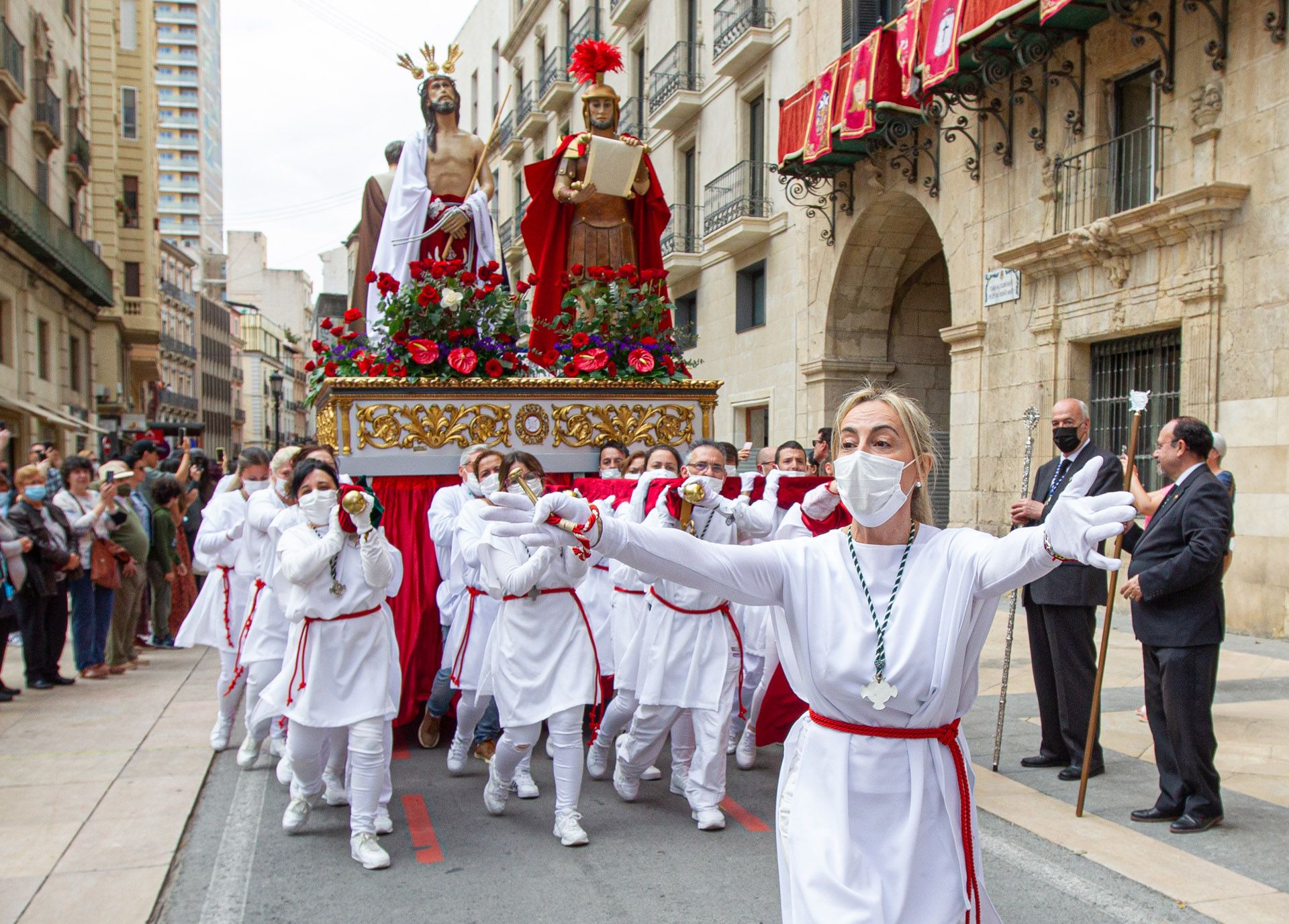 La procesión de la Sentencia recorre las calles en el Viernes Santo en Alicante