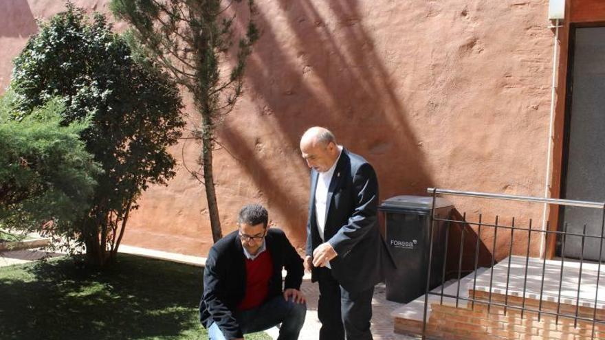 Benicàssim decora calles con el viejo césped del campo de fútbol