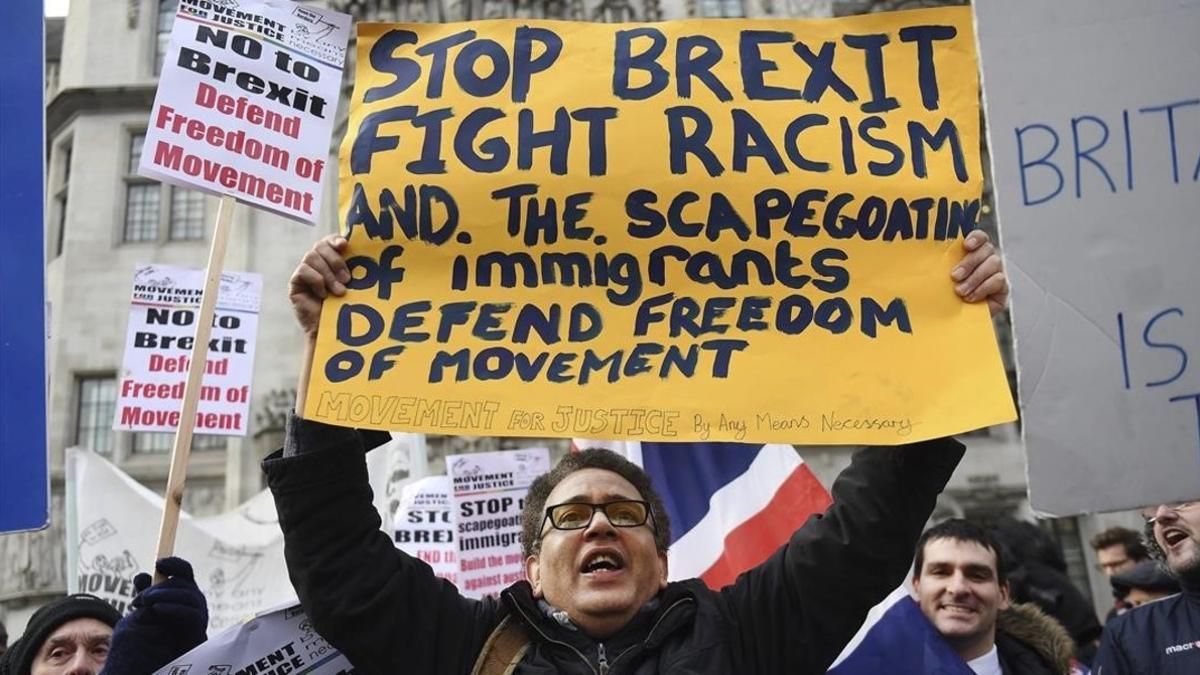 Manifestantes pro-UE participan en una protesta ante el Supremo, en Londres, este lunes.