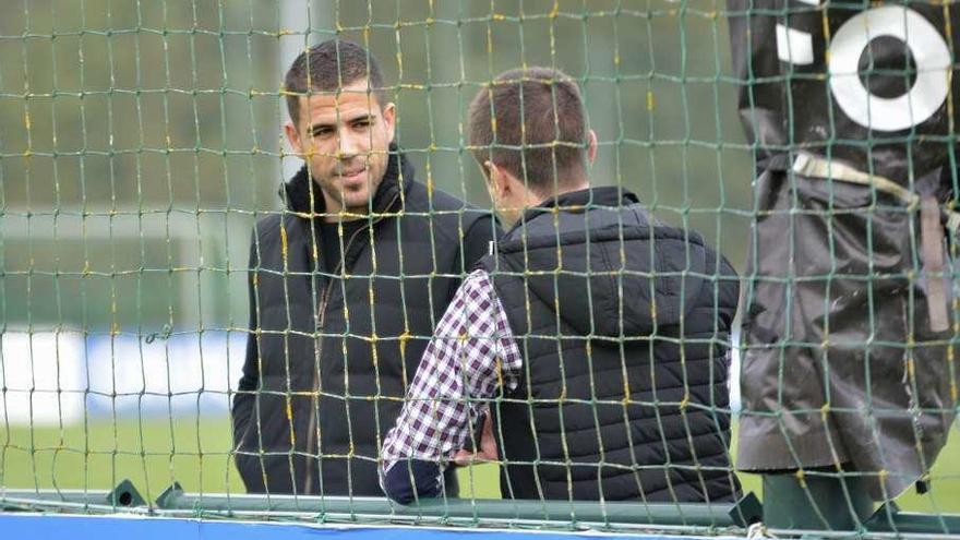 El exjugador Álvaro Domínguez, en la ciudad deportiva para ver la sesión