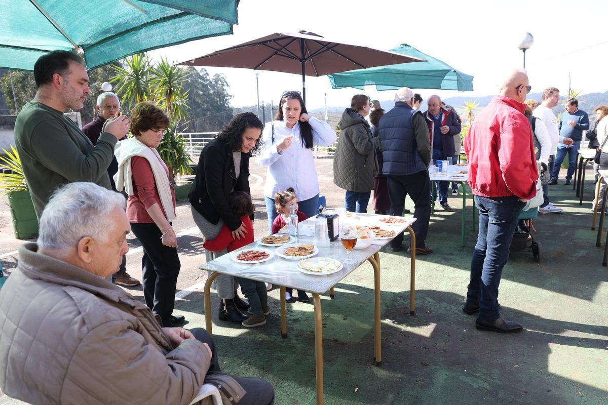 Los comuneros disfrutaron de un aperitivo después de la inauguración.