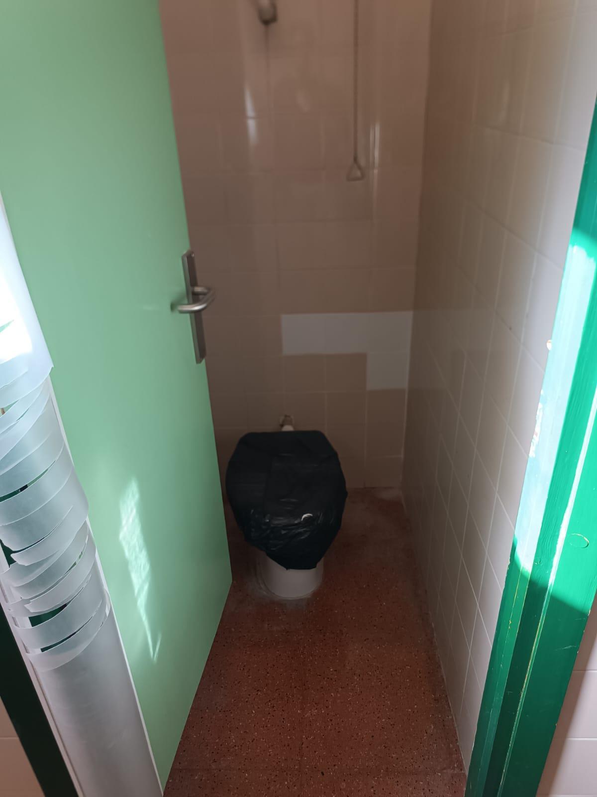 Un inodoro precintado, por rotura en el centro educativo alicantino.