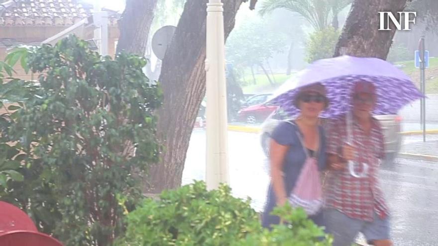 La lluvia deja 21 litros en media hora y causa daños en Guardamar