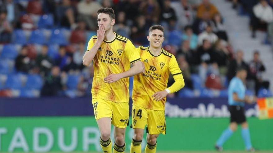 Raúl García de Haro celebra su gol en el Levante-Mirandés.