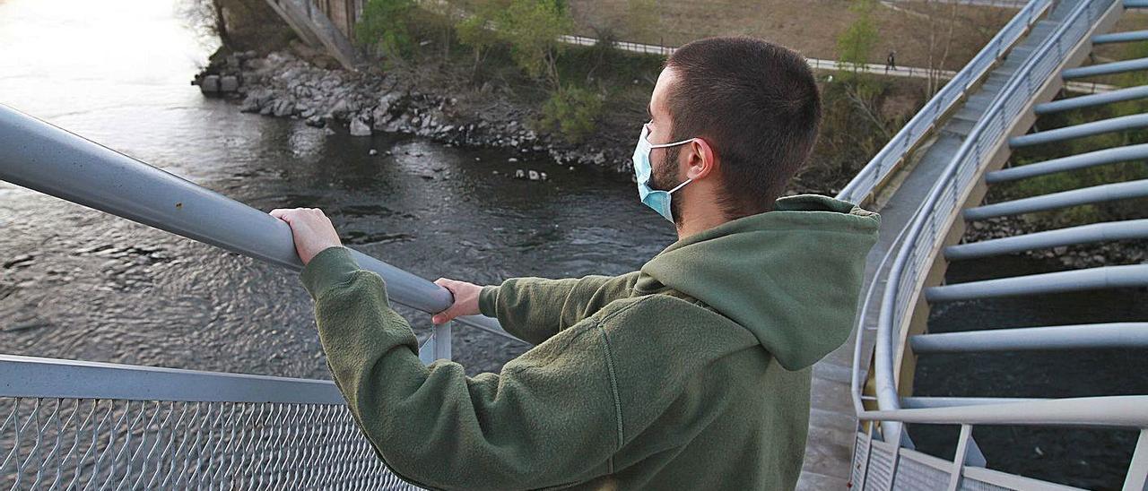 Joven en el Puente del Milenio en Ourense, donde hubo un intento de suicidio esta semana. |   // IÑAKI OSORIO