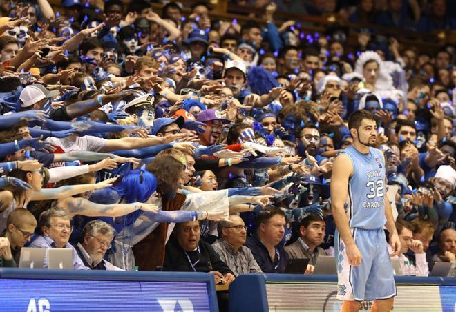 Los fanáticos observan cómo Luke Maye # 32 de los North Carolina Tar Heels espera lanzar la pelota contra los Duke Blue Devils durante su juego en el estadio cubierto de Cameron, en Durham, Carolina del Norte.