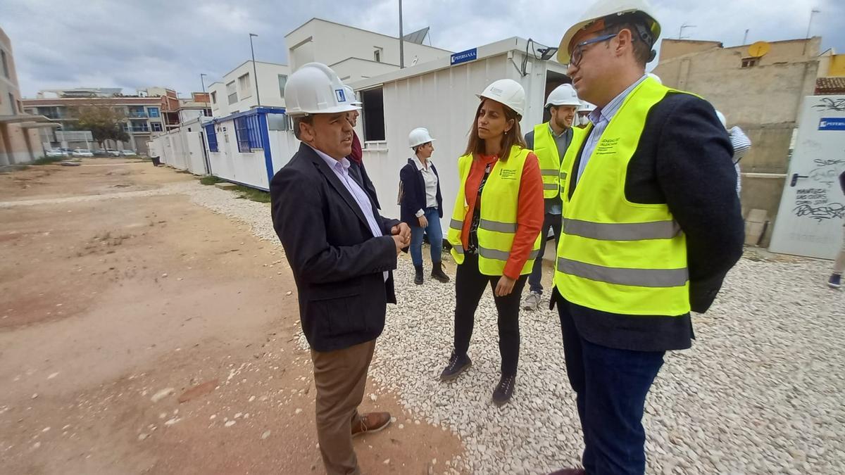 El alcalde Antonio Puerto y el director general de Infraestructuras Educativas, Víctor García, antes de iniciar la visita a las obras.